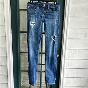 American Eagle Outfitters Blue Skinny Distressed Jeans size 2 Super Stretch